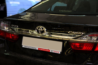 Хромированная накладка на крышку багажника Camry 2014-