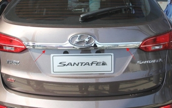 Хром накладка над номером Hyundai Santa FE
