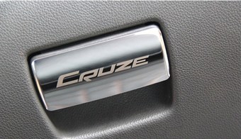 Накладка на ручку бардачка с логотипом cruze