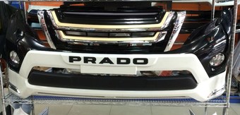 Накладка на передний бампер с логотипом prado